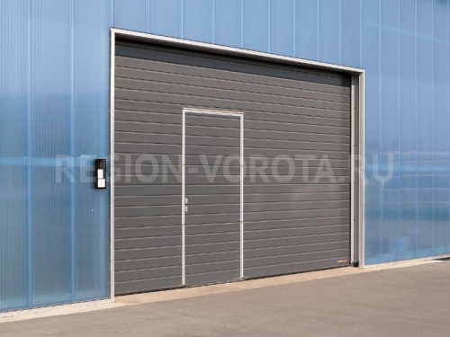 Промышленные секционные ворота Doorhan ISD01 3300x2500 с калиткой